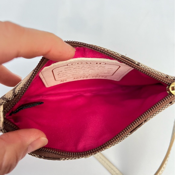 Coach Wristlet signature stripe color block - Picture 9 of 10